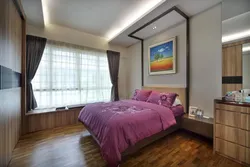 Qapının qarşısında bir pəncərə ilə yataq otağı dizaynı