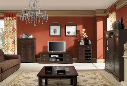 Qaranlıq mebel ilə oturma otağının içərisində divar kağızı