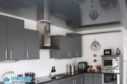 Серый потолок в интерьере кухни