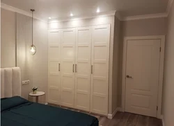 Yataq otağının daxili hissəsində quraşdırılmış qarderoblar