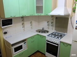 Современный дизайн маленькой кухни с угловой мойкой