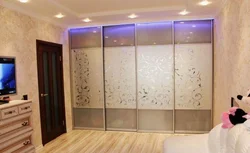 Көрінісі бар жатын бөлмесіндегі қабырғадан қабырғаға шкаф