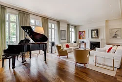 Yashash xonasining ichki qismidagi pianino