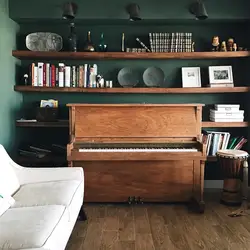 Yashash xonasining ichki qismidagi pianino