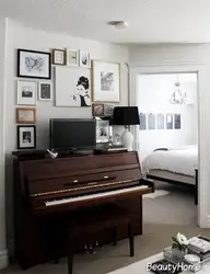 Qonaq otağının interyerində piano