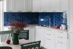 Інтэр'ер кухні з сінім фартухом