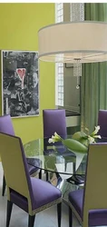 Mətbəx fotosunda bənövşəyi stullar
