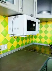 Kiçik bir mətbəx fotoşəkilində mikrodalğalı sobanı necə asmaq olar