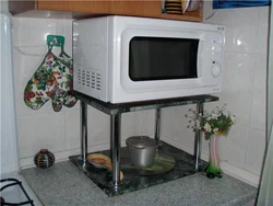 Kiçik bir mətbəx fotoşəkilində mikrodalğalı sobanı necə asmaq olar