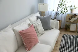 Yashash xonasining ichki qismidagi divan yostiqlari