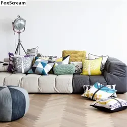 Yashash xonasining ichki qismidagi divan yostiqlari