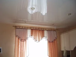 Нацяжныя столі з карнізам на столі фота на кухні