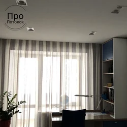 Oshxonada shiftdagi fotosuratda korniş bilan to'xtatilgan shiftlar