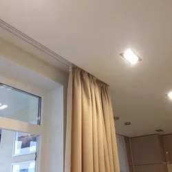 Oshxonada shiftdagi fotosuratda korniş bilan to'xtatilgan shiftlar