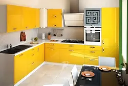 Oshxonaning Ichki Qismi Sariq Va Oq Rangda
