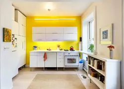 Интерьер кухни в желто белом цвете