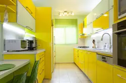 Сары және ақ түсті ас үй интерьері
