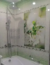 Çiçəklərlə vanna otağı panellərinin fotoşəkili