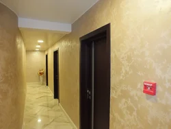 Пәтердегі дәліздің интерьері сәндік сылақ