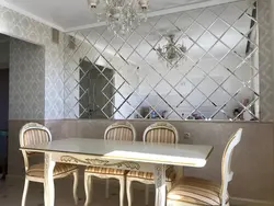 Зеркальное панно на кухне фото возле стола
