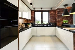 Loft tərzi pəncərəsi olan mətbəxin fotoşəkili