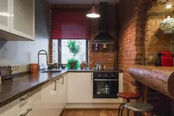 Loft uslubidagi derazali oshxona fotosurati