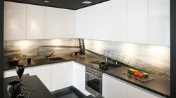 Тарҳи ошхона бо splashback сиёҳ
