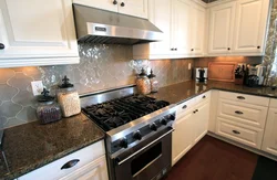 Тарҳи ошхона бо splashback сиёҳ