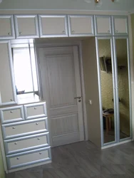 Koridorda qapının ətrafındakı qarderob fotoşəkili