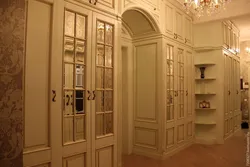 Шафа вакол дзвярэй у пярэднім пакоі.