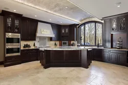 Классикалық қараңғы ас үй интерьері