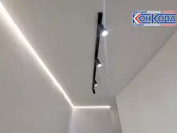 Нацяжныя столі з асвятленнем у кватэры фота