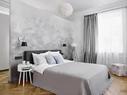 Boz tonlarda yataq otağı üçün pərdələr fotoşəkil