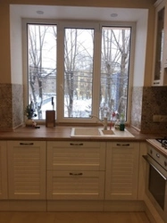 Countertop бо тиреза дар акс ошхона дар хона