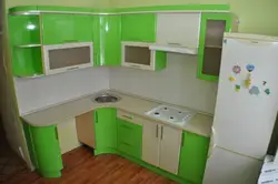 Кішкентай сол жақ бұрыштағы ас үй фотосуреті