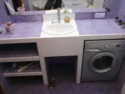 Тахтачаи сафолӣ дар ҳаммом дар зери акси раковина