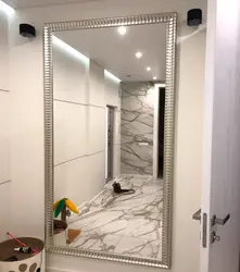 Koridorda divara quraşdırılmış tam uzunluqlu güzgü interyerdəki fotoşəkil