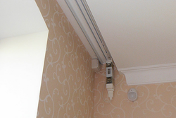 Photo of curtain rods with suspended ceilings in the kitchen