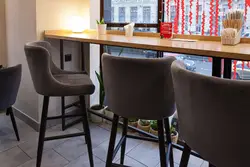 Bar peshtaxtasi fotosurati uchun oshxonada bar taburetlari