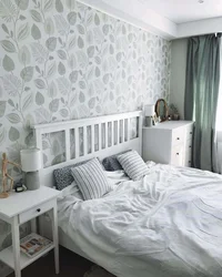 What wallpaper is best to choose for a small bedroom photo design