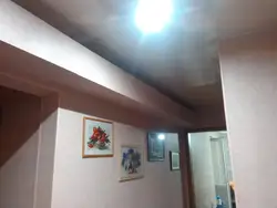 Дәліздегі фотосуреттегі құбырды жабыңыз