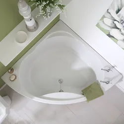 Üçbucaqlı küvet fotoşəkili olan vanna otağı