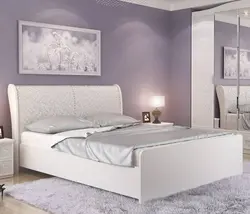 Yataq otağında ağ çarpayı fotoşəkili