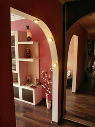 Design of a hallway with an arch in an apartment