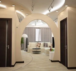 Design of a hallway with an arch in an apartment