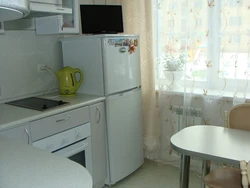 Pəncərənin Yanında Soyuducu Olan Kiçik Bir Mətbəxin Dizaynı