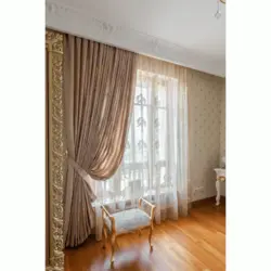 Tulle дар хоб дар як тараф акс