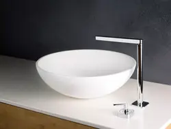 Kosali lavabo bilan vannaning fotosurati