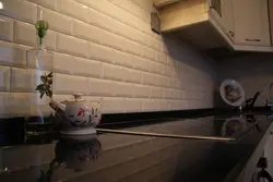 Hammomdagi qora groutli oq plitkalarning fotosurati