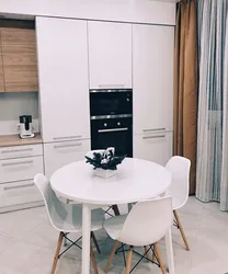 Daxili ağ mətbəx üçün dəyirmi masa